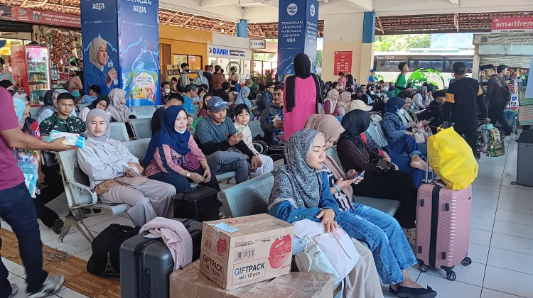 Pantauan H-4 Lebaran, Terminal Kampung Rambutan Ramai Pemudik