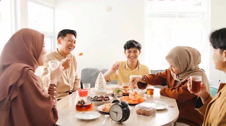 Makan Hidangan Bersantan, Ini Cara Menghindari Kolesterol Naik saat Lebaran