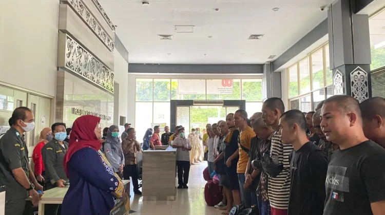 Sediakan 5 Bus, KJRI Kuching Fasilitasi Pemulangan 419 WNI ke Tanah Air