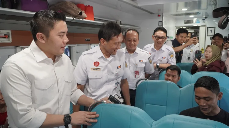 Sekretaris Kabinet Tinjau Kereta Ekonomi Kerakyatan di Pasar Senen