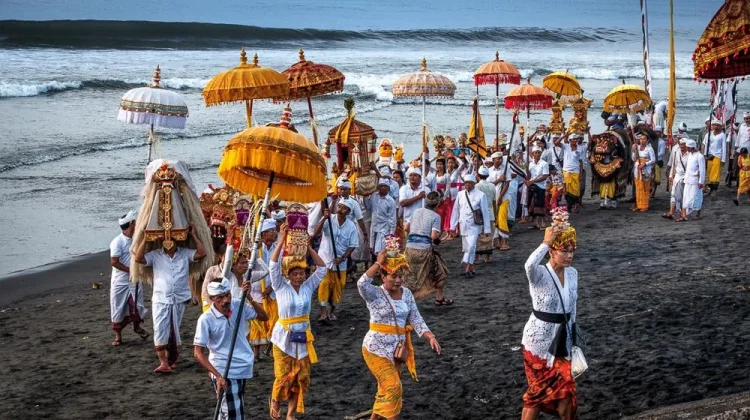 Ingin Rayakan Nyepi di Bali? Siapkan Lima Stok Makanan Ini