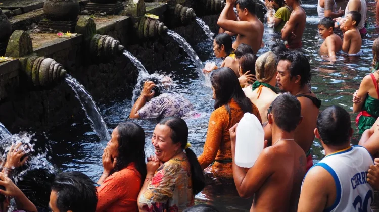 Mengenal Tirta Empul, Pemandian Suci dan Legenda Penawar Racun