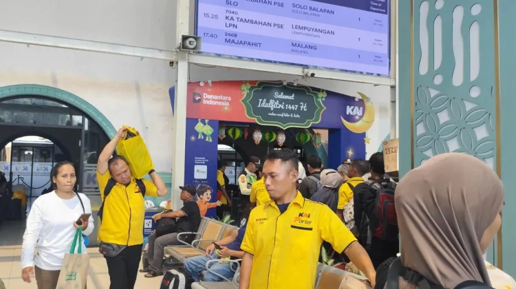 Mengangkat Beban, Mengantar Rindu, Cerita Porter di Riuhnya Stasiun Pasar Senen