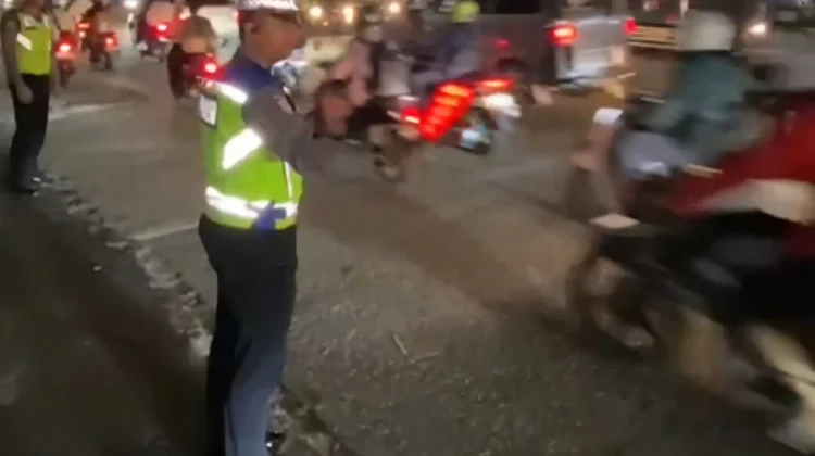 Kendaraan Pemudik Merayap di Jalur Atreri Tangerang-Merak