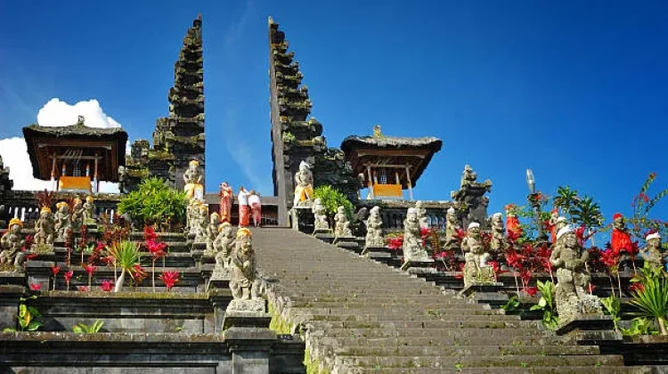 Pura Besakih, Simbol Spiritual di Lereng Gunung Agung
