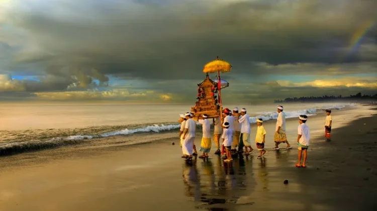 Mengenal Melasti, Ritual Penyucian Diri jelang Nyepi