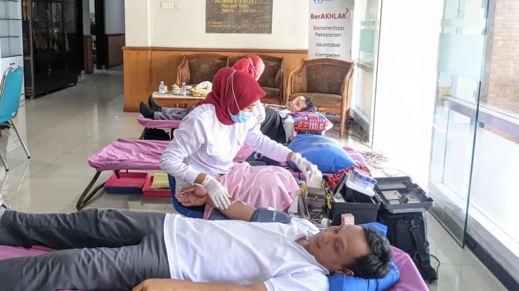 PMI DKI Bagikan Sembako untuk Pendonor Selama Ramadan