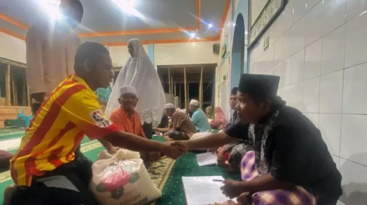 Penyintas Bencana Banjir di Tapsel Bayar Zakat di Masjid