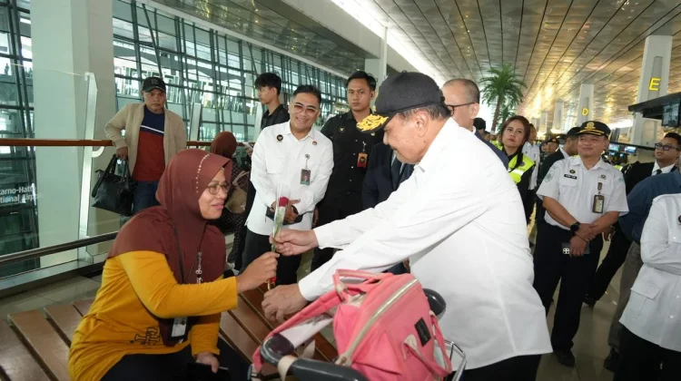 Pastikan Kesiapan Layanan Mudik, Menko Polkam Tinjau Bandara dan Pelabuhan