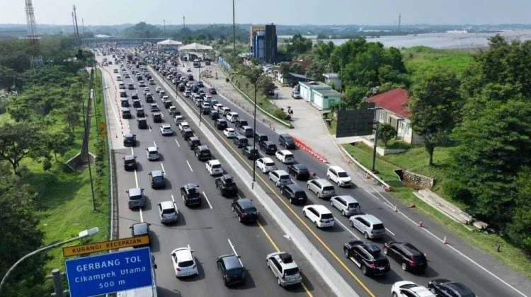 Tol Jakarta-Cikampek Padat, 'Contraflow' Ditambah Jadi Tiga Lajur