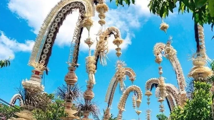 Makna Penjor Bali, Simbol Syukur dan Keharmonisan Alam