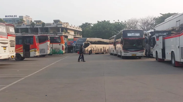 H-2 Lebaran, Pemudik di Terminal Bekasi Mulai Alami Penurunan