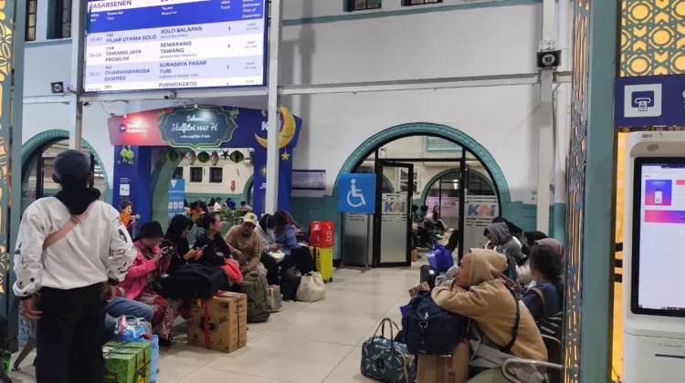 Arus Mudik H-1 Lebaran di Stasiun Pasar Senen Ramai tanpa Penumpukan Penumpang