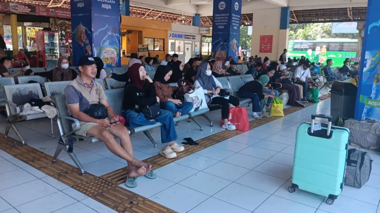 Masih Ada Pemudik Berangkat H-1 Lebaran di Kampung Rambutan