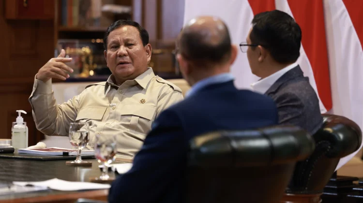 Prabowo Akui “News Junkie”, Pantau Isu Dunia Dini Hari