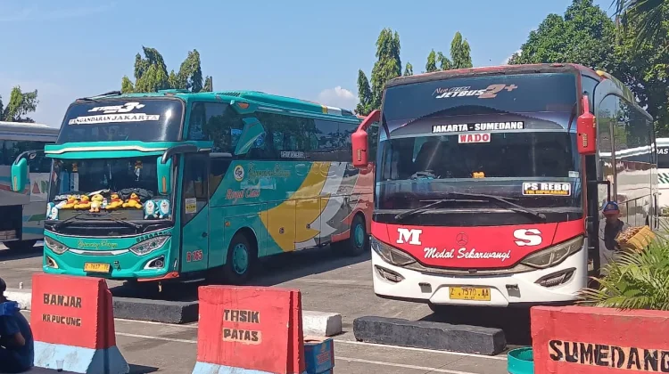 Pemudik Jarak Dekat Mendominasi Kampung Rambutan H-1 Lebaran