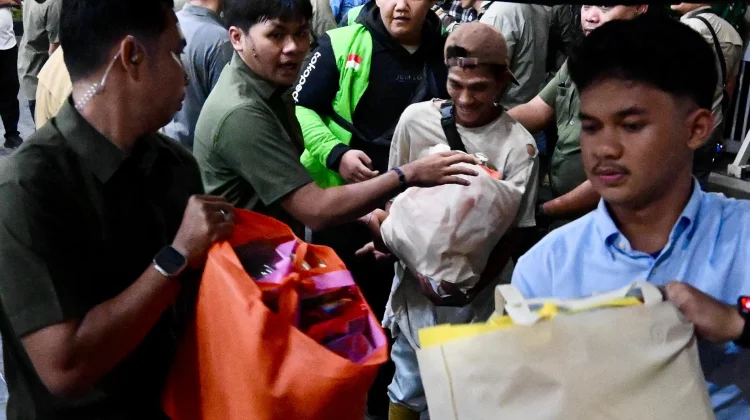 Takbiran di Medan, Presiden Salurkan Bantuan Ribuan Paket Sembako