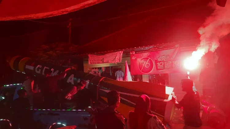 'Nuklir Iran' Ramaikan Tradisi Unik Malam Takbiran di Desa Kepuh Bawean