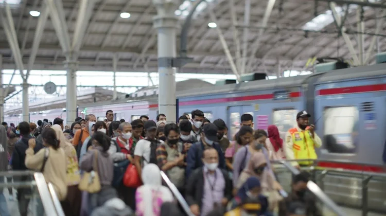 Lonjakan Pengguna Commuter Line Capai 268 Ribu Orang saat Idulfitri