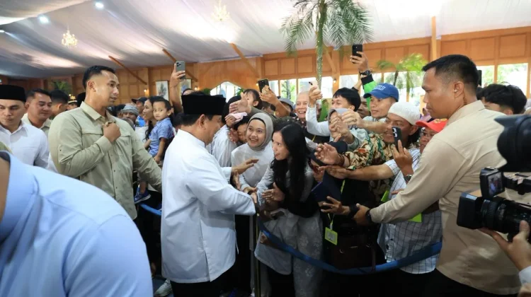 Warga Antusias Berlebaran di Istana, Senang Bisa Cium Tangan Presiden Prabowo
