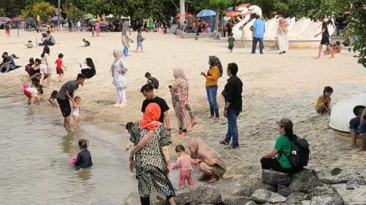 Hari Pertama Lebaran, Puluhan Ribu Wisatawan Serbu Ancol