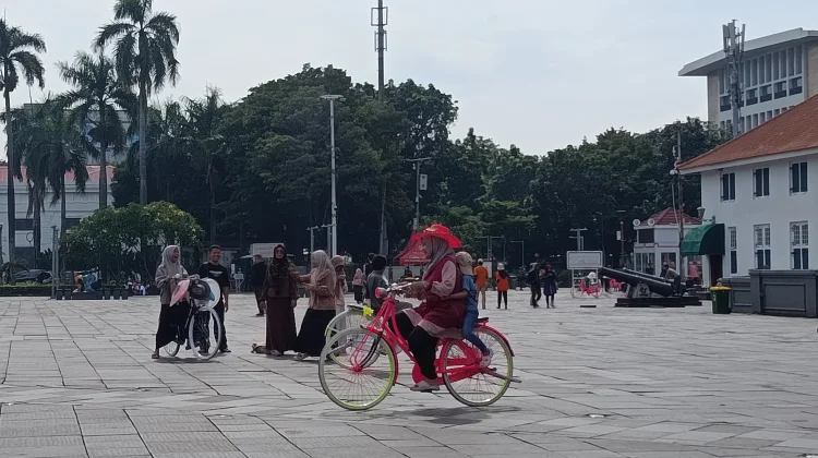 Hari Kedua Lebaran, Kota Tua Jakarta Jadi Tempat Warga Bersantai