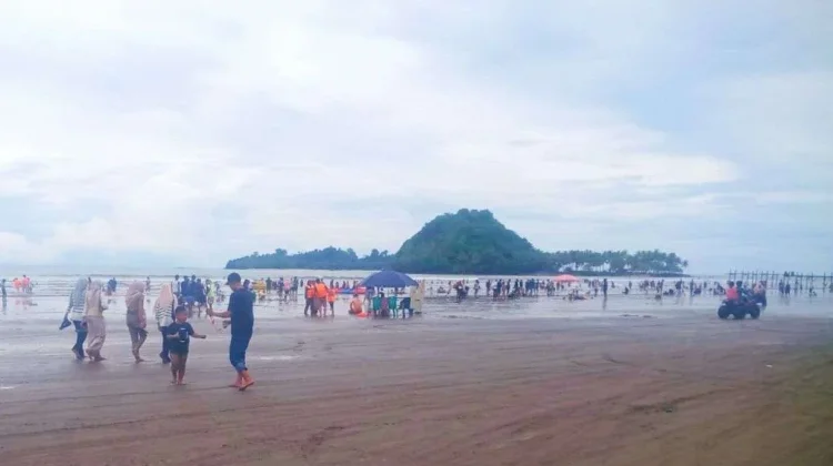 Lonjakan Wisatawan Pantai Air Manis Sumbar, Ini Jadwal 'Oneway' Dishub Kota Padang