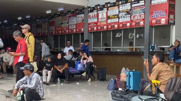 Kesetiaan Pemudik Menanti Rindu di tengah Landainya Terminal Kalideres