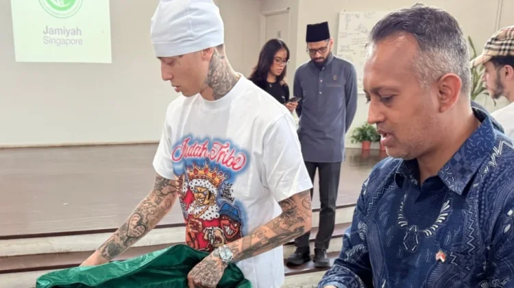 Rapper Inggris Central Cee Tuai Pujian usai Bantu Kemas Paket Lebaran di Singapura
