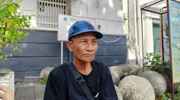 Keteguhan Cefi: Mengayuh Harapan di Balik Sepeda Ontel Kota Tua