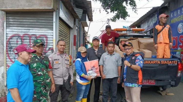 Logistik Disalurkan ke Warga Terdampak Banjir Jakarta di Momen Lebaran