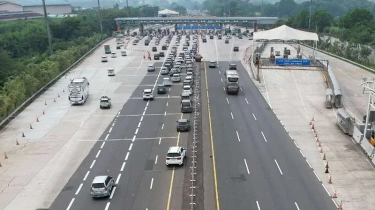 Jalur Sadang Dibuka, Urai Macet Tol Jakarta-Cikampek