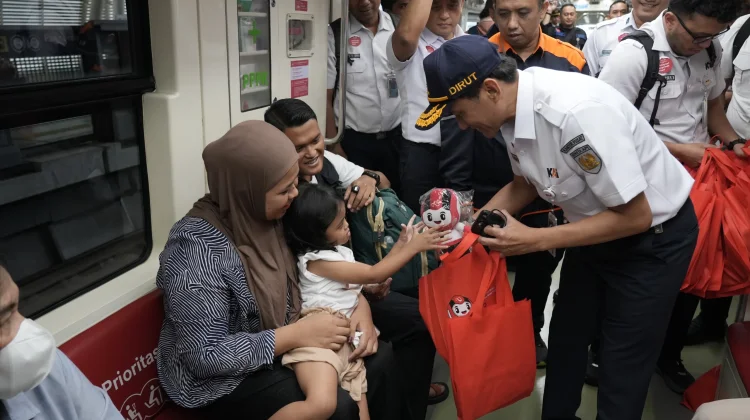 Dirut KAI Tinjau Pelayanan Lebaran LRT Jabodebek