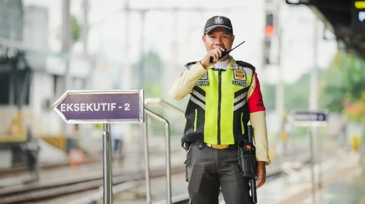 Petugas KAI Services Tetap Melayani Pemudik saat Lebaran 2026