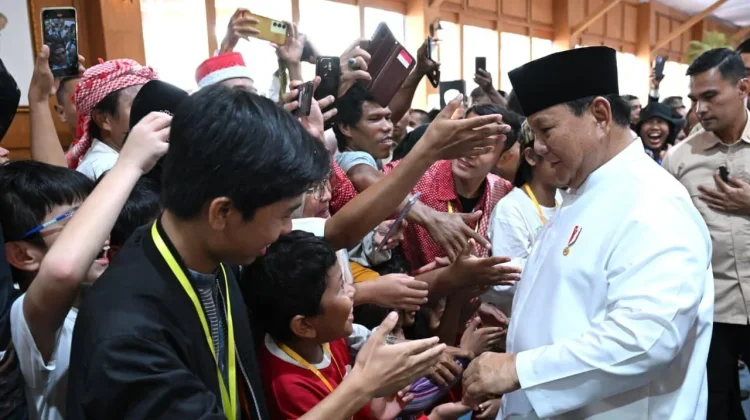 Warga Unboxing Bingkisan Gelar Griya Presiden, Ada Biskuit hingga Sembako