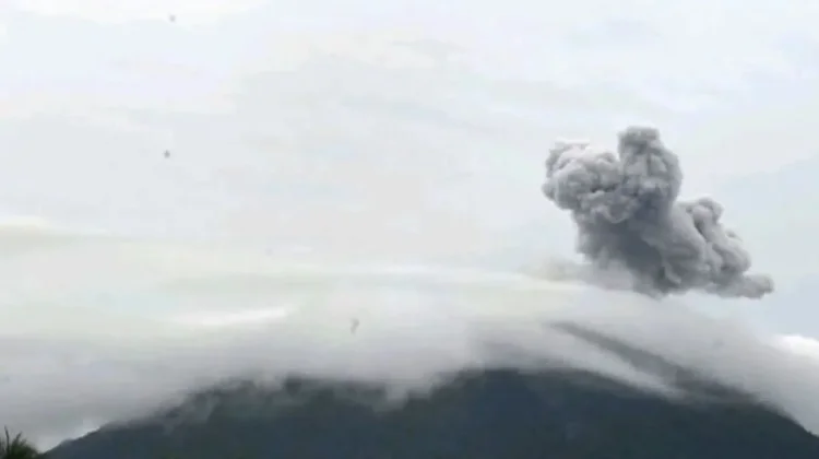 Gunung Ibu Erupsi, Kolom Abu Capai 600 Meter