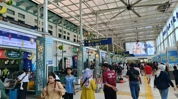 Hari Ketiga Lebaran, Stasiun Pasar Senen Masih Lengang