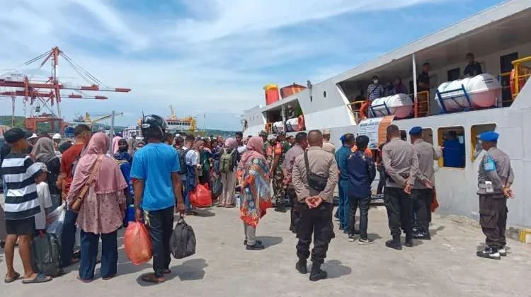 Pelabuhan Tenau Kupang Catat Lonjakan Pemudik Lebaran
