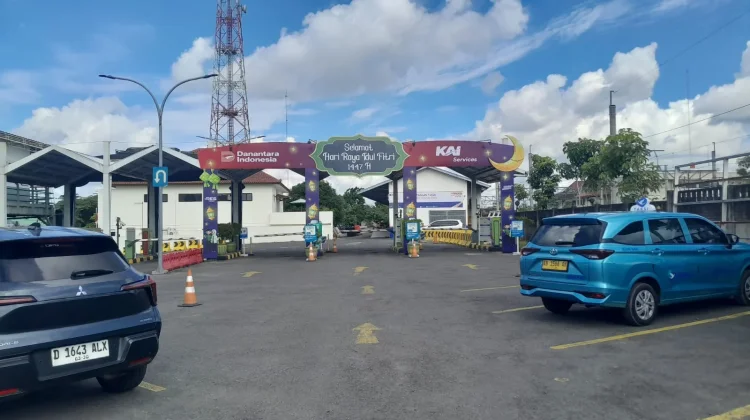 Resparking Hiasi Area Parkir Stasiun dengan Dekorasi Lebaran 2026