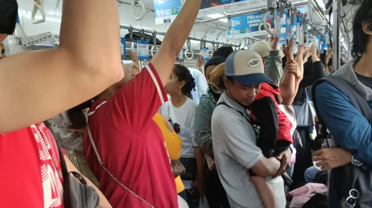 Volume Pengguna Commuter Line Meningkat pada Hari Terakhir Cuti Lebaran