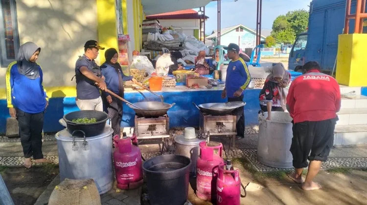 Tagana Sumbawa Buka Dapur Umum Korban Bencana Kebakaran