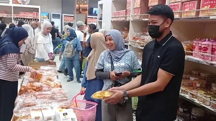Lonjakan Pengunjung Toko Oleh-oleh di Lampung saat Libur Lebaran
