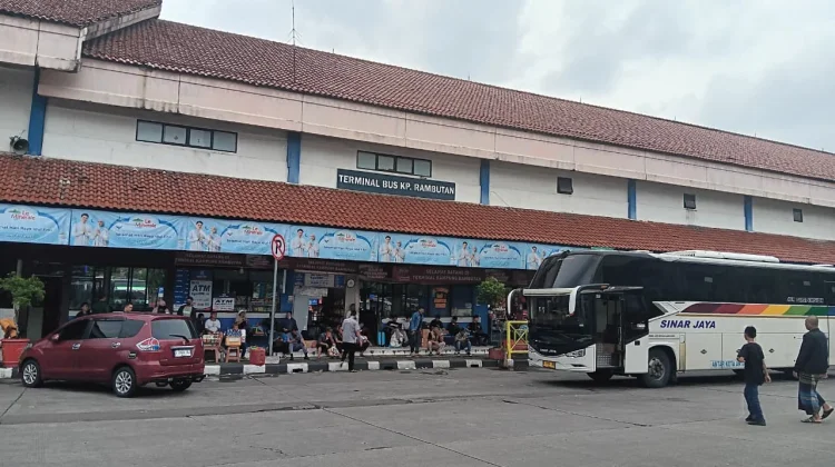 Layanan Siaga, Pemudik Dini Hari di Kampung Rambutan Tetap Terlayani