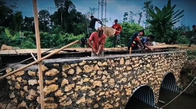 TNI Bangun Lagi Jembatan di Desa Lolona'a yang Rusak akibat Banjir, Kini Lebih Kokoh