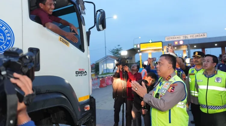 Kakorlantas Tegur Sopir Truk Sumbu Tiga di Gerbang Tol Pejagan