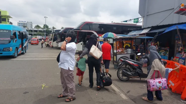 Jelang Puncak Arus Balik Gelombang Kedua, Terminal Bekasi Mulai Ramai Penumpang