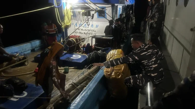 TNI AL Evakuasi Kapal Terbakar di Perairan Bitung, 14 Orang Selamat