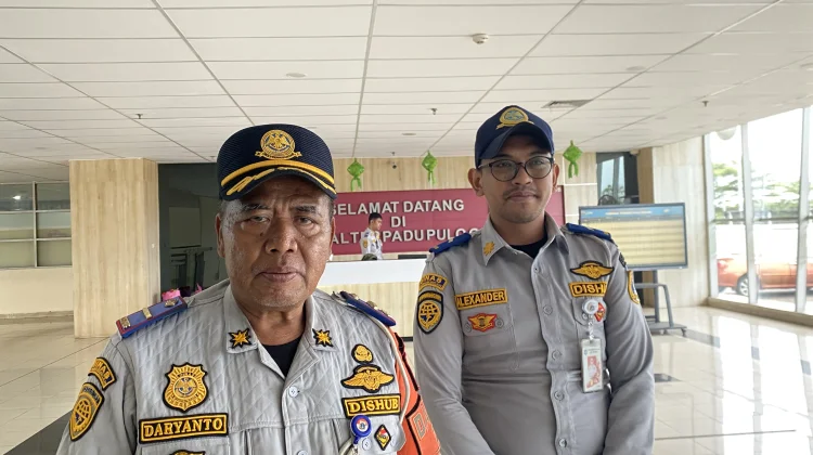 Terminal Pulo Gebang Dipadati Pemudik Arus Balik Lebaran