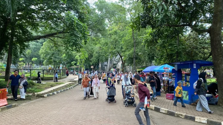 Ratusan Ribu Wisatawan Padati Ragunan Selama Libur Lebaran