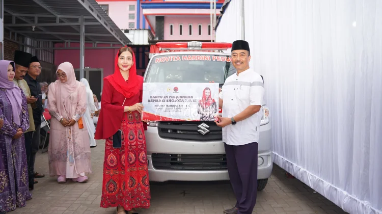 Demi Layanan Kesehatan Trenggalek, Komisi VII DPR Serahkan Bantuan Ambulance